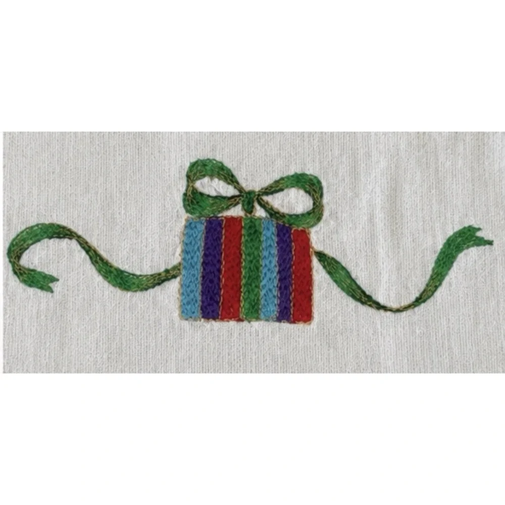 Vintage Handmade Embroidered Christmas Tablecloth Nutcracker Scallop 63x112 F/W